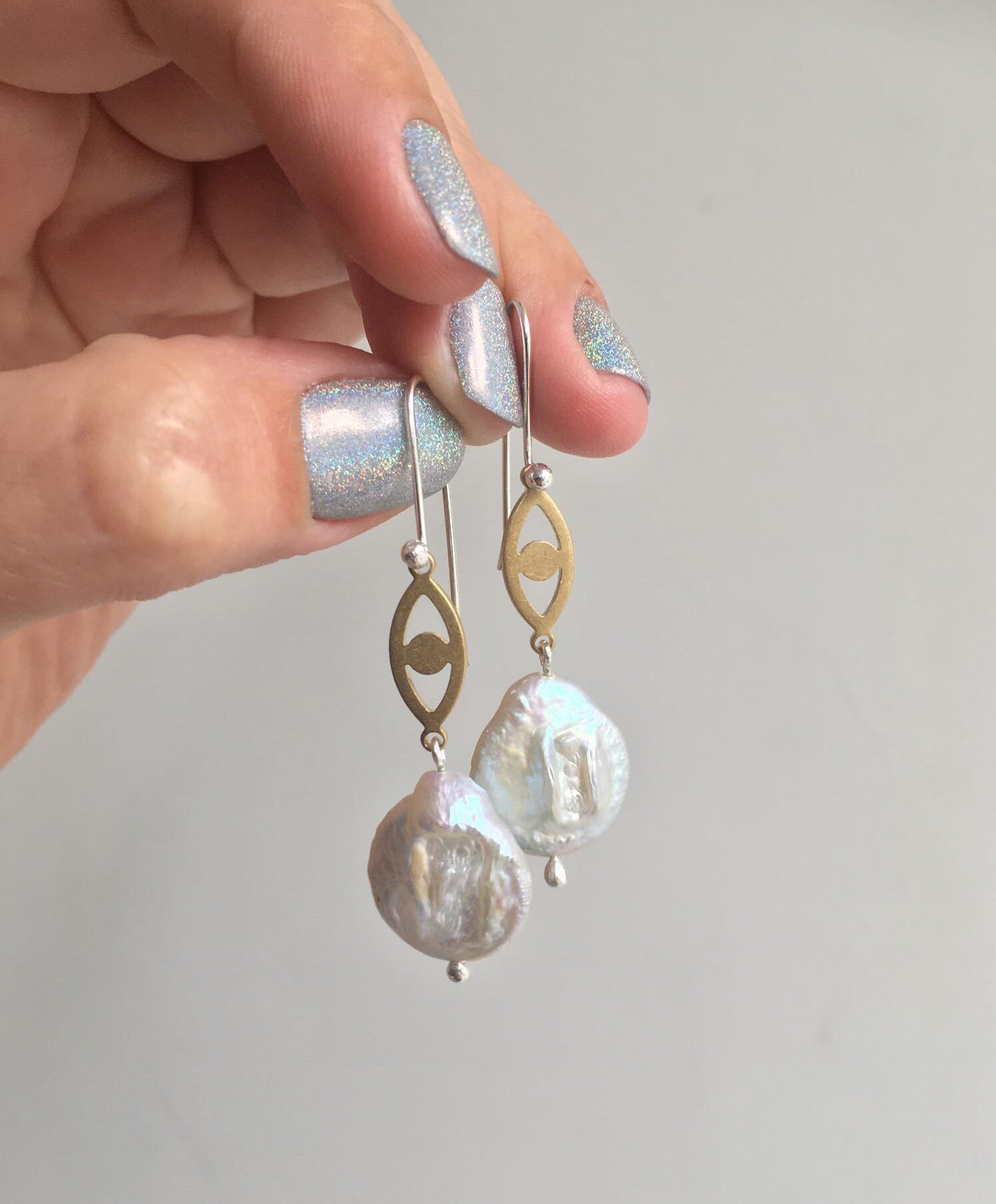 Lumi earrings, brass, pearl and silver hooks