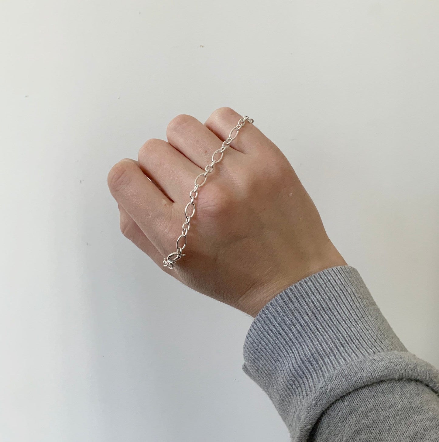 Izar bracelet, oval and round loops