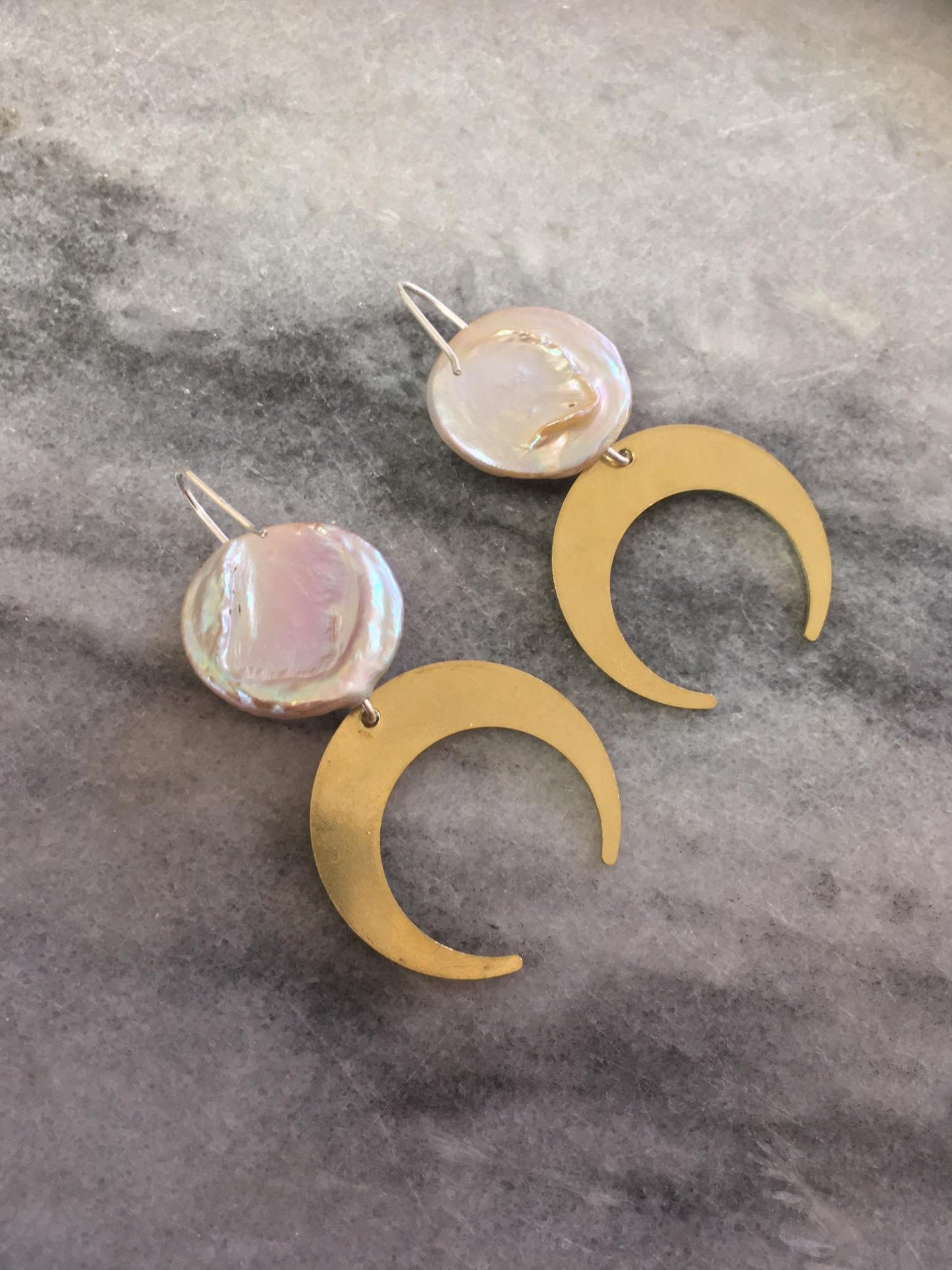 Macy earrings, brass, pearl and silver hooks