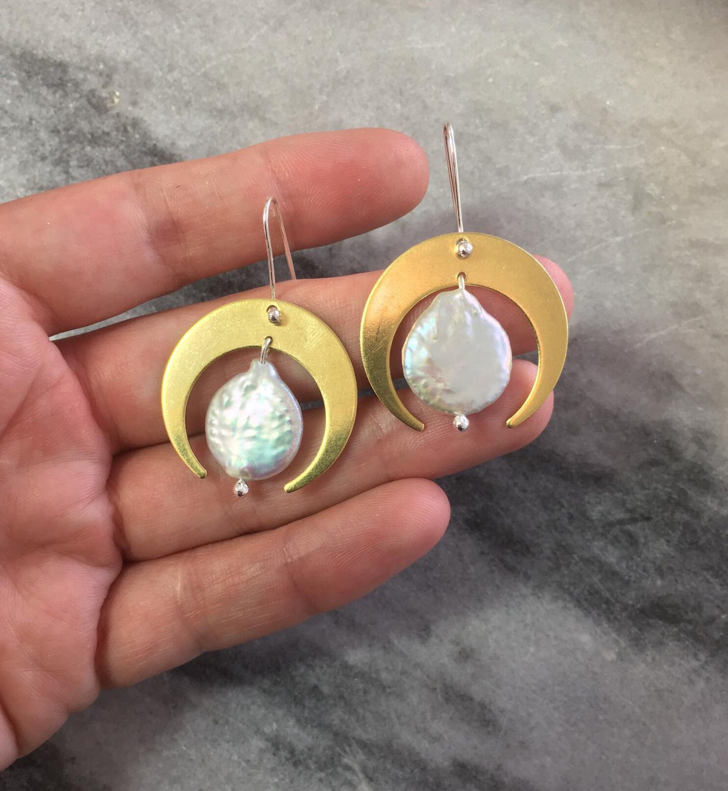 Maci earrings, brass, pearl and silver hooks